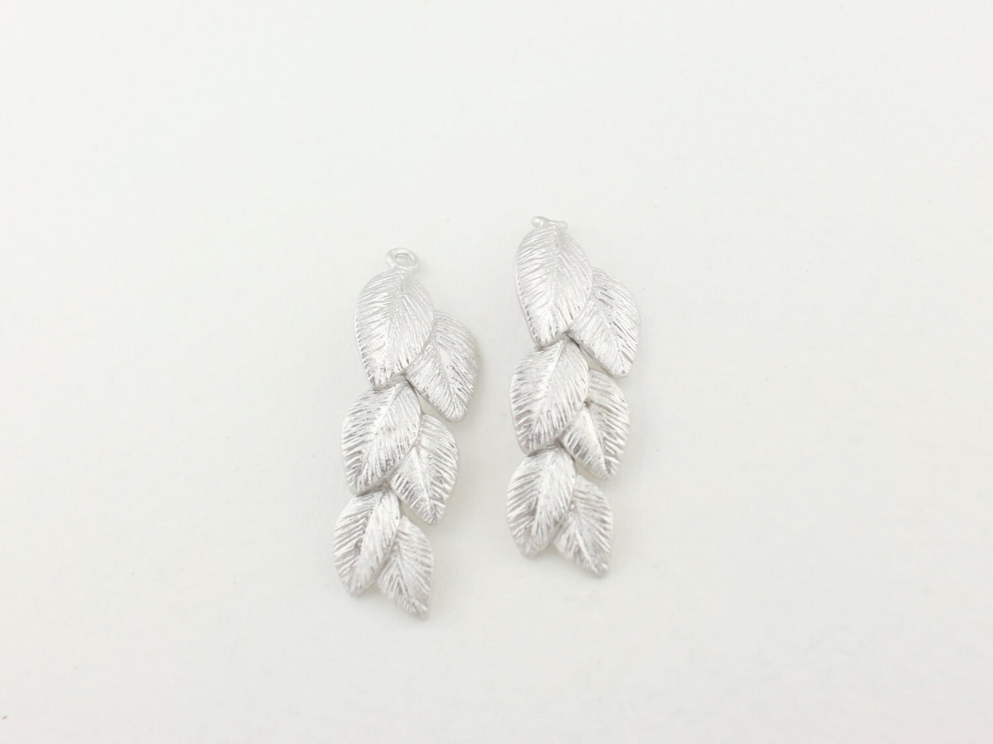 [P0103]2pcs/Linked Leaves Pendant/Brass/Matte Rhodium/28x9mm