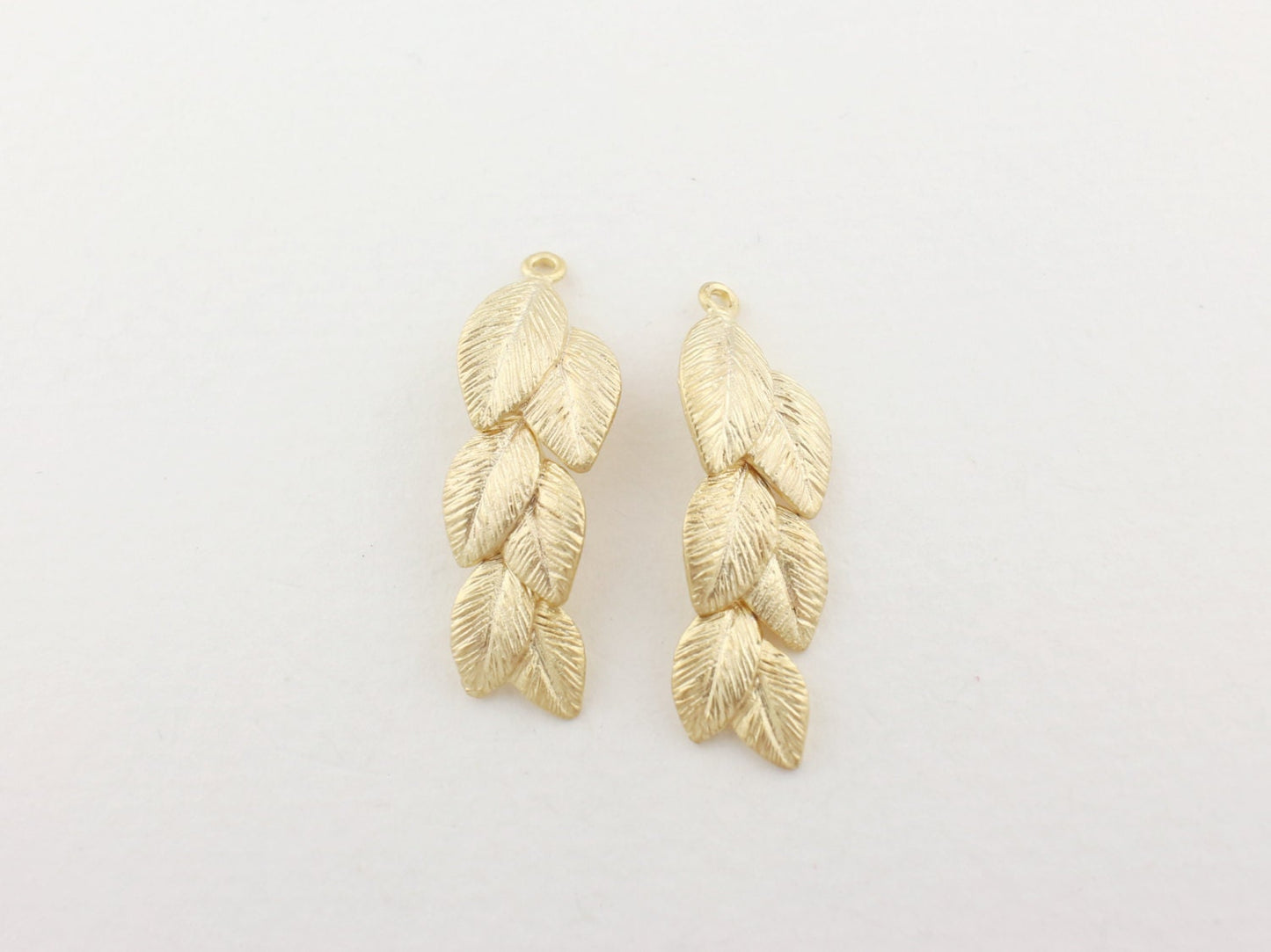 [P0103]2pcs/Linked Leaves Pendant/Brass/Matte Gold/28x9mm