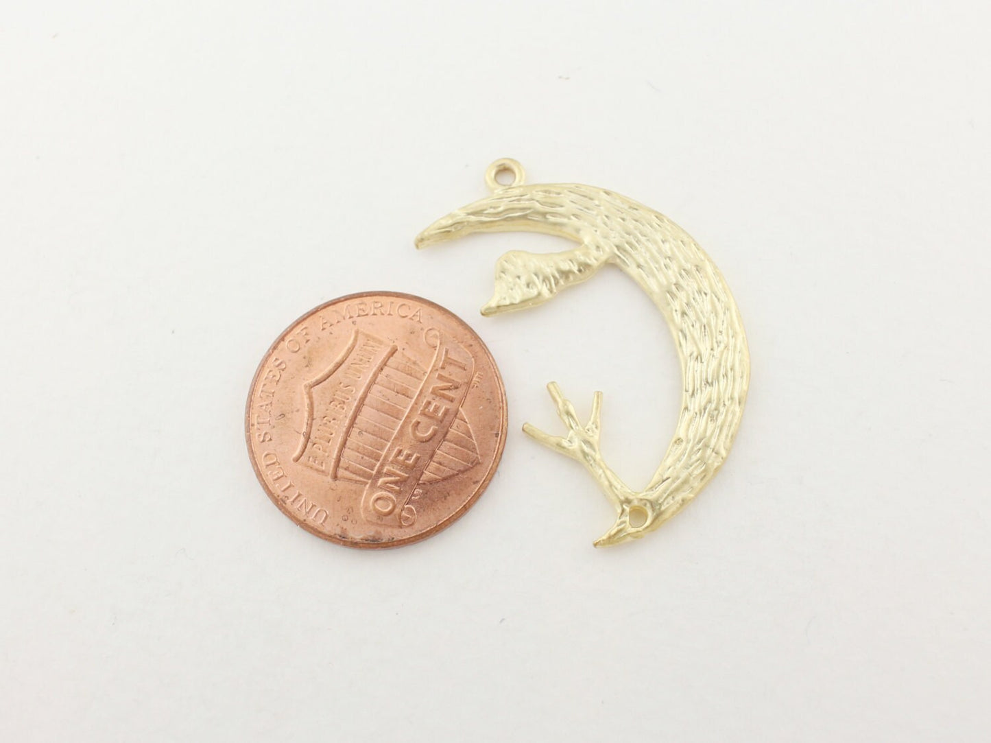 [P0139]2pcs/A tree on crescent pendant/Brass/Matte Gold/19 x 30 mm