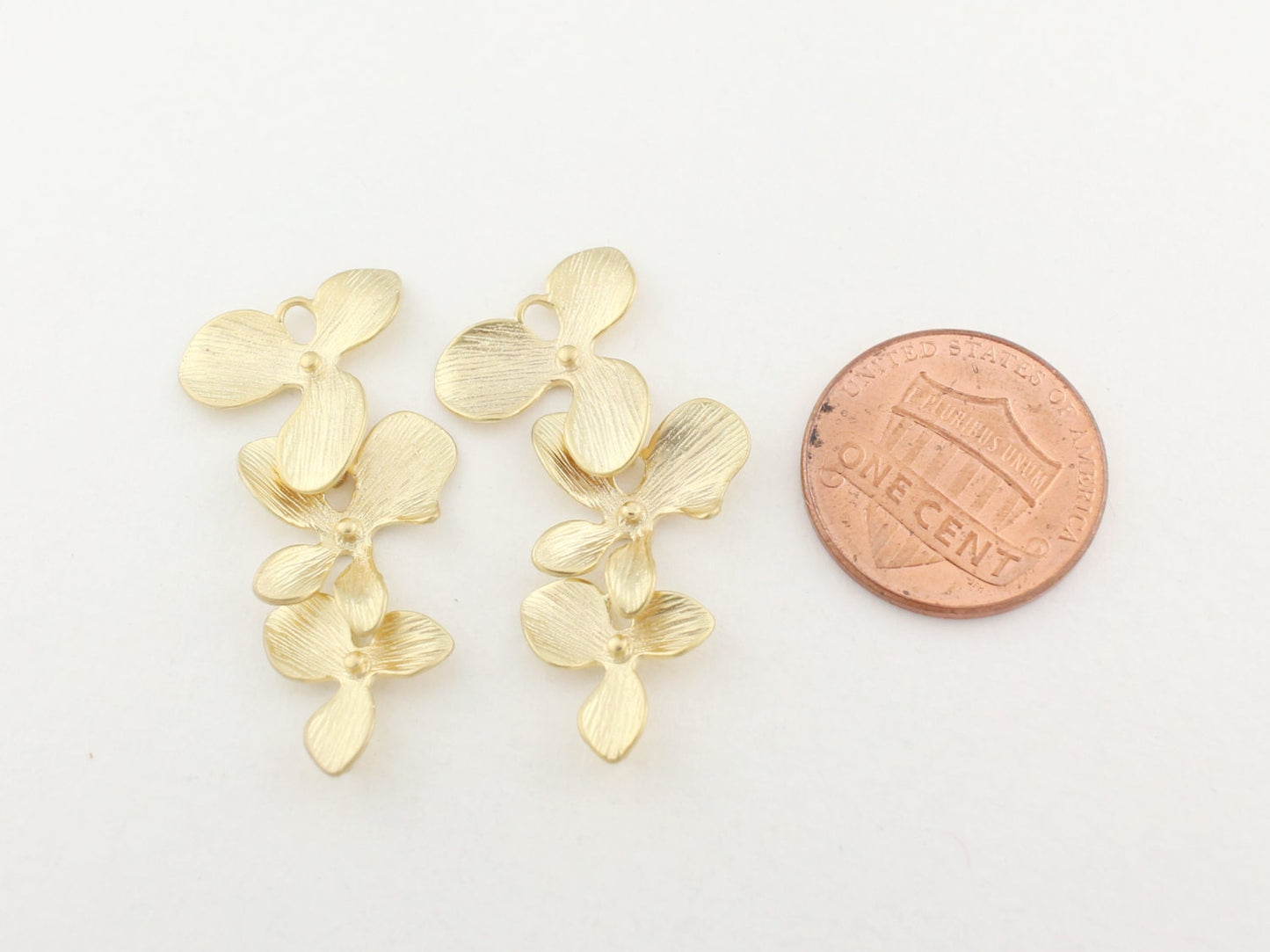 [P0015]2pcs/Linked Petals Pendant/Brass/Matte Gold/16 x 34mm