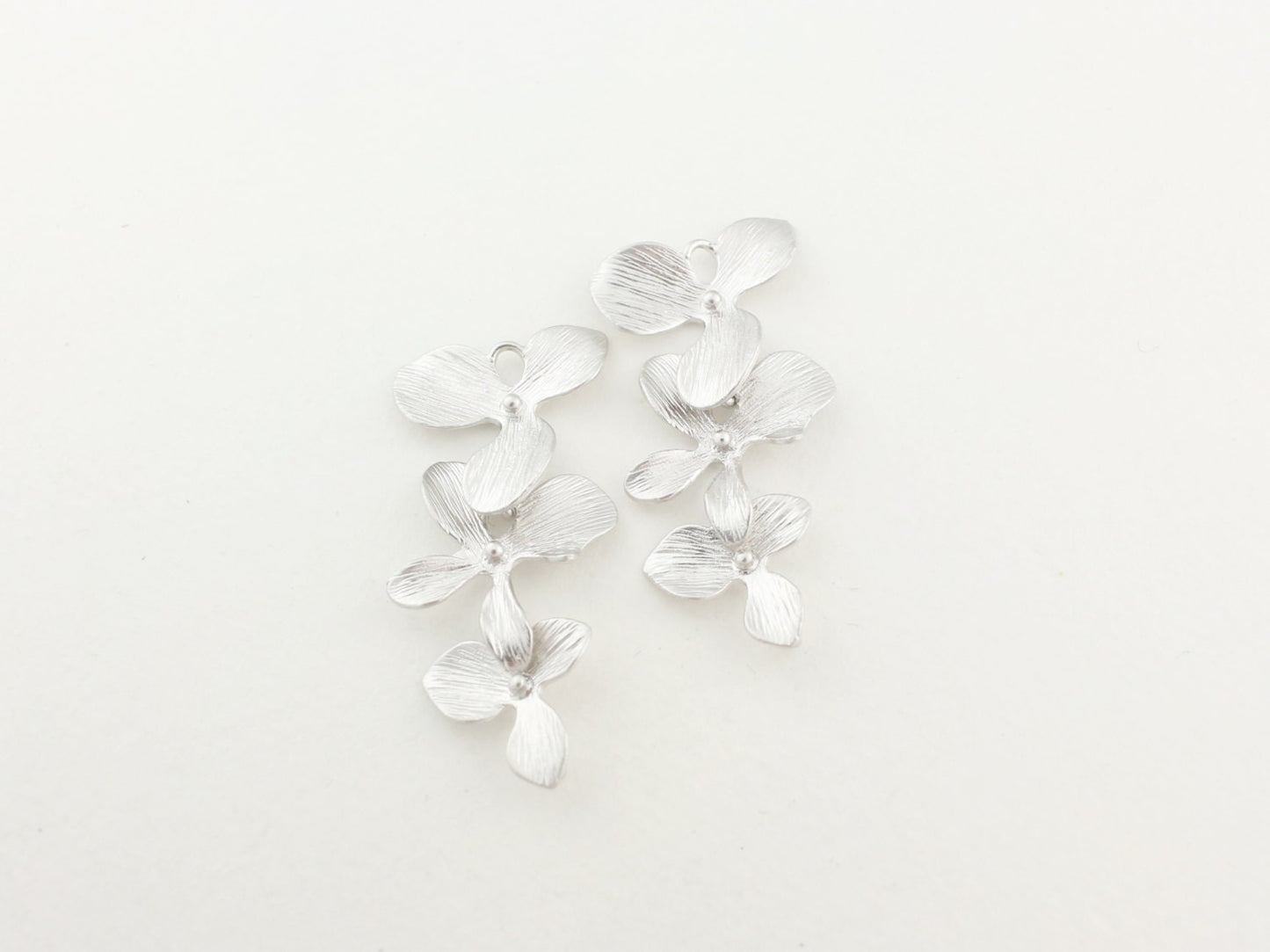 [P0015]2pcs/Linked Petals Pendant/Brass/Matte Rhodium/16 x 34mm