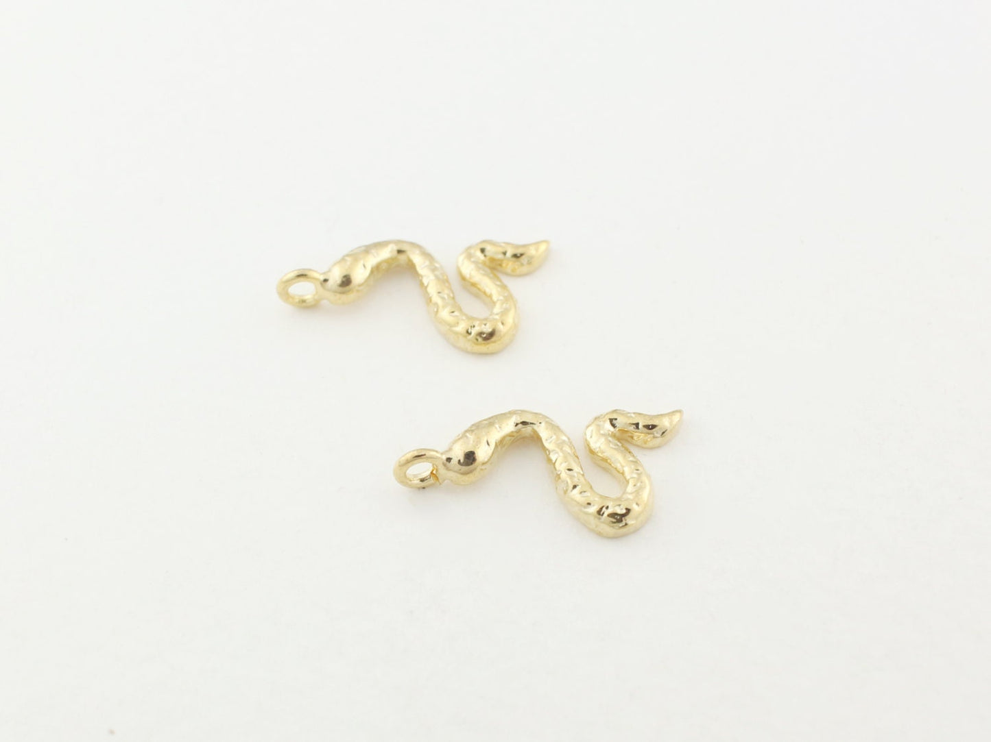 [P0033]4pcs/Tiny Snake Charm Pendant/Brass/Gold/9x16mm