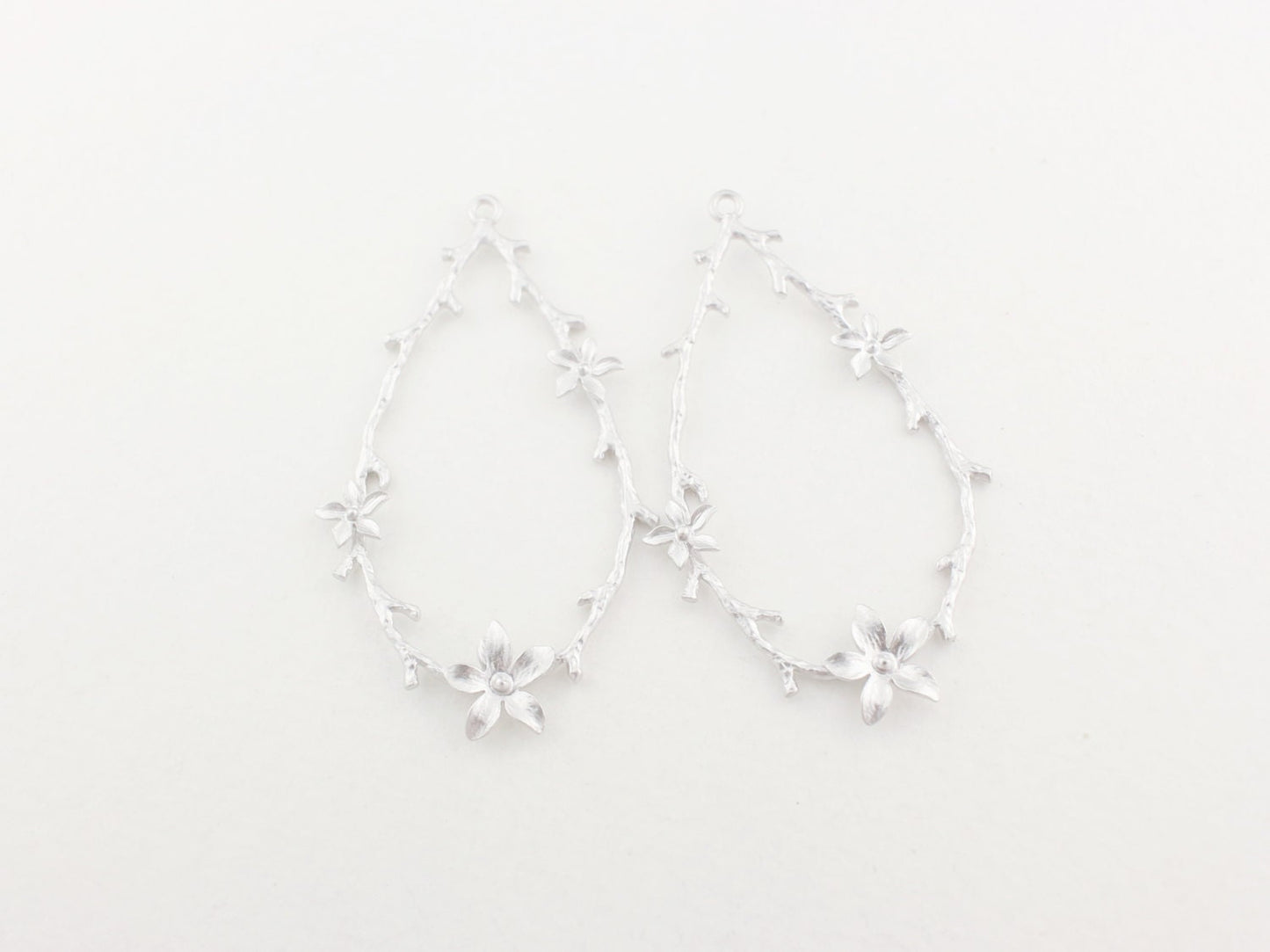 [P0037]2pcs/Narcissuses On Oval Branch Pendant/Brass/Matte Rhodium/22.7 x 40mm