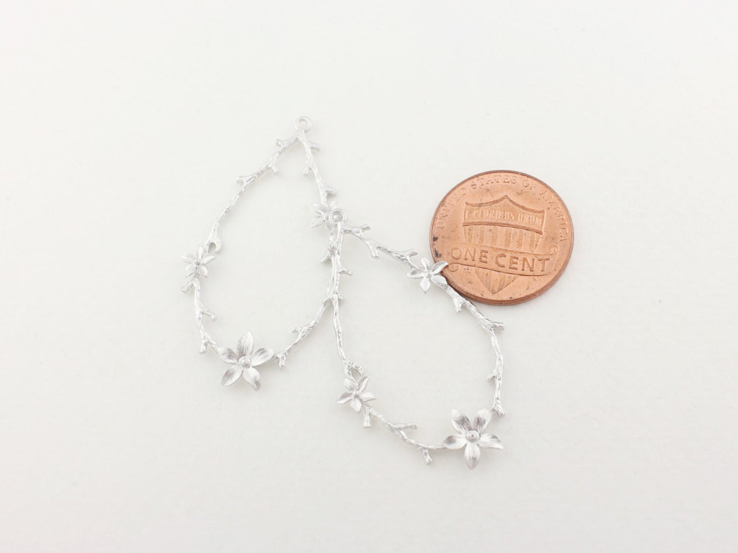 [P0037]2pcs/Narcissuses On Oval Branch Pendant/Brass/Matte Rhodium/22.7 x 40mm