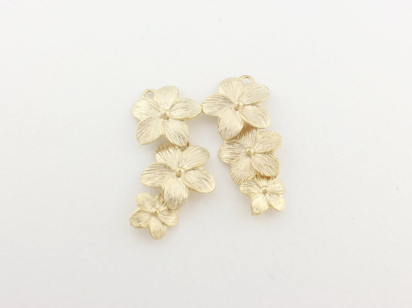 [P0054]2pcs/Three linked Five Petal Pendant/Brass/Matte Gold/30 x 34 mm