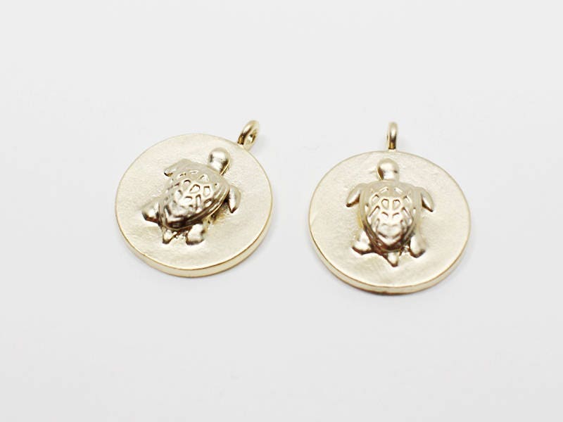 [P0606]2pcs/Embossed Carving Circle Turtle Pendant/Brass/Matte Gold/12mm