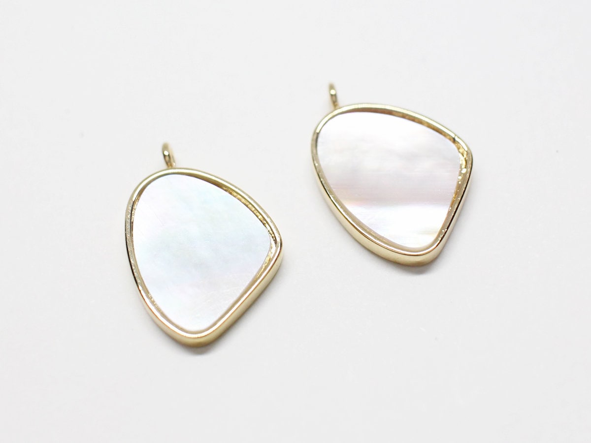 [P0664-7]2pcs/Blunt Edge Triangle White Mother Of Pearl Pendant/Brass/Gold/17.2x15mm