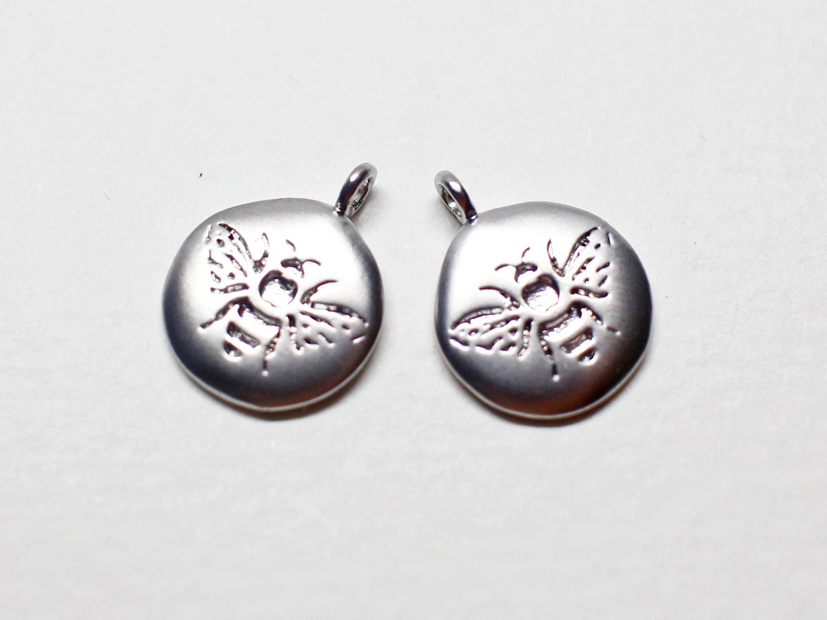 [P0974-1]2pcs/Bee Engraved Circle Pendant/Brass/Matte Rhodium/10.5mm