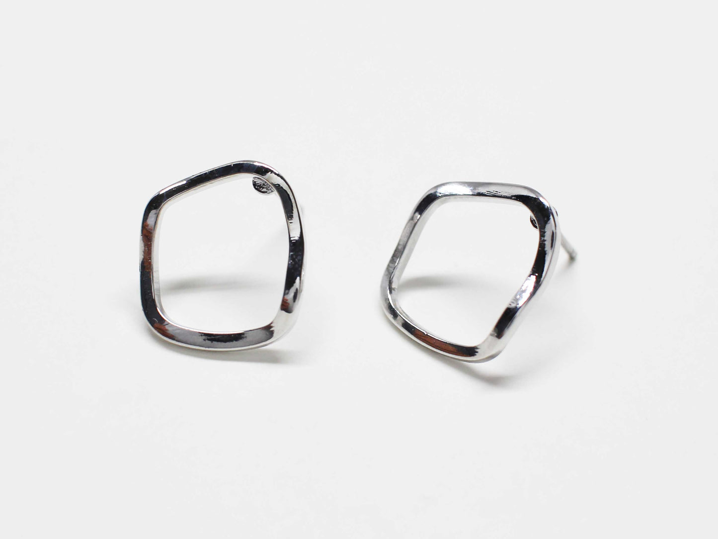 [E0394]/1 pair/Bumpy Rhombus Earrings/Brass/Rhodium plated/14.5x13mm