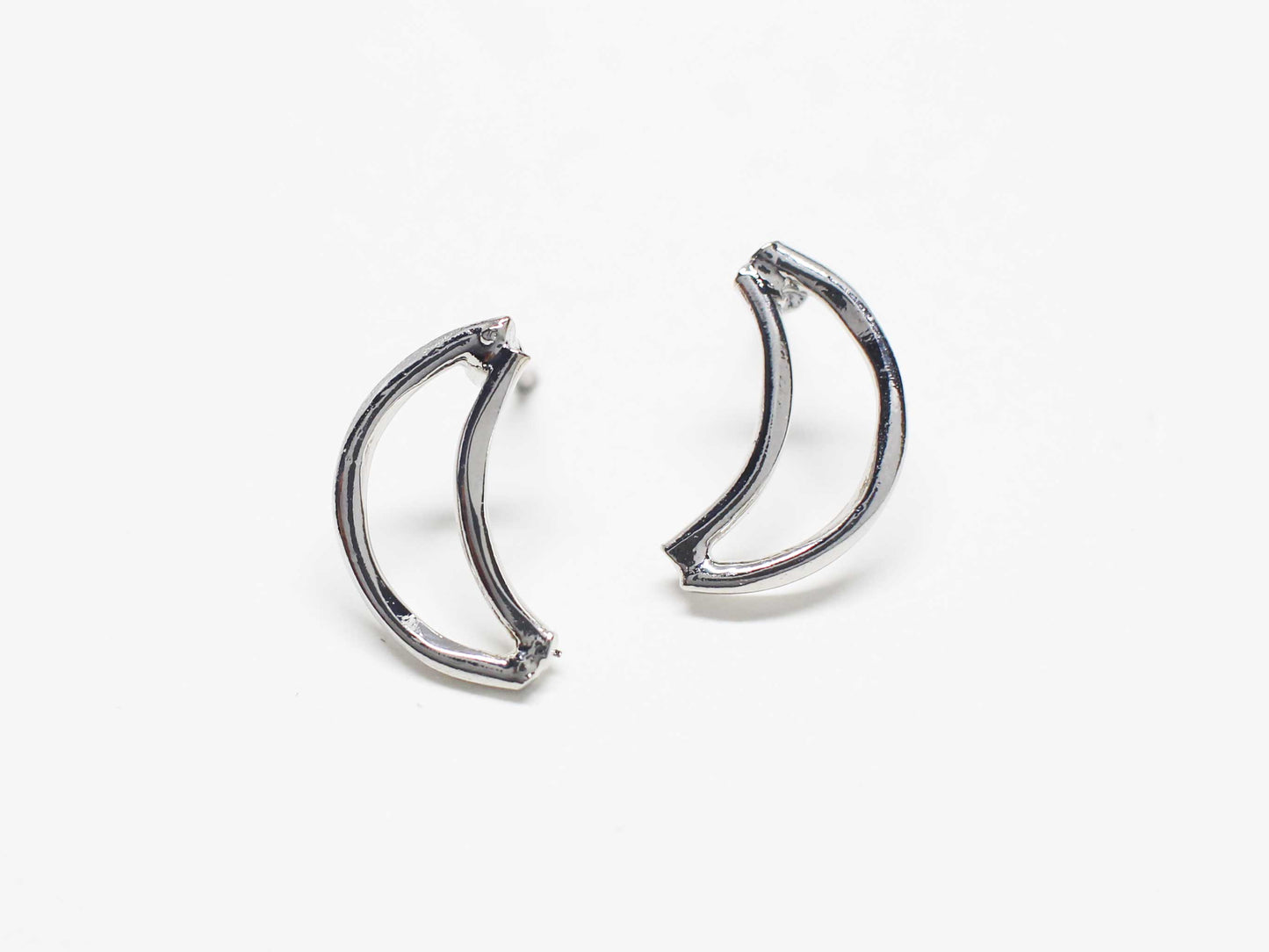 [E0401]/1 pair/Crescent Earrings/ Brass/Rhodium plated/13x7mm