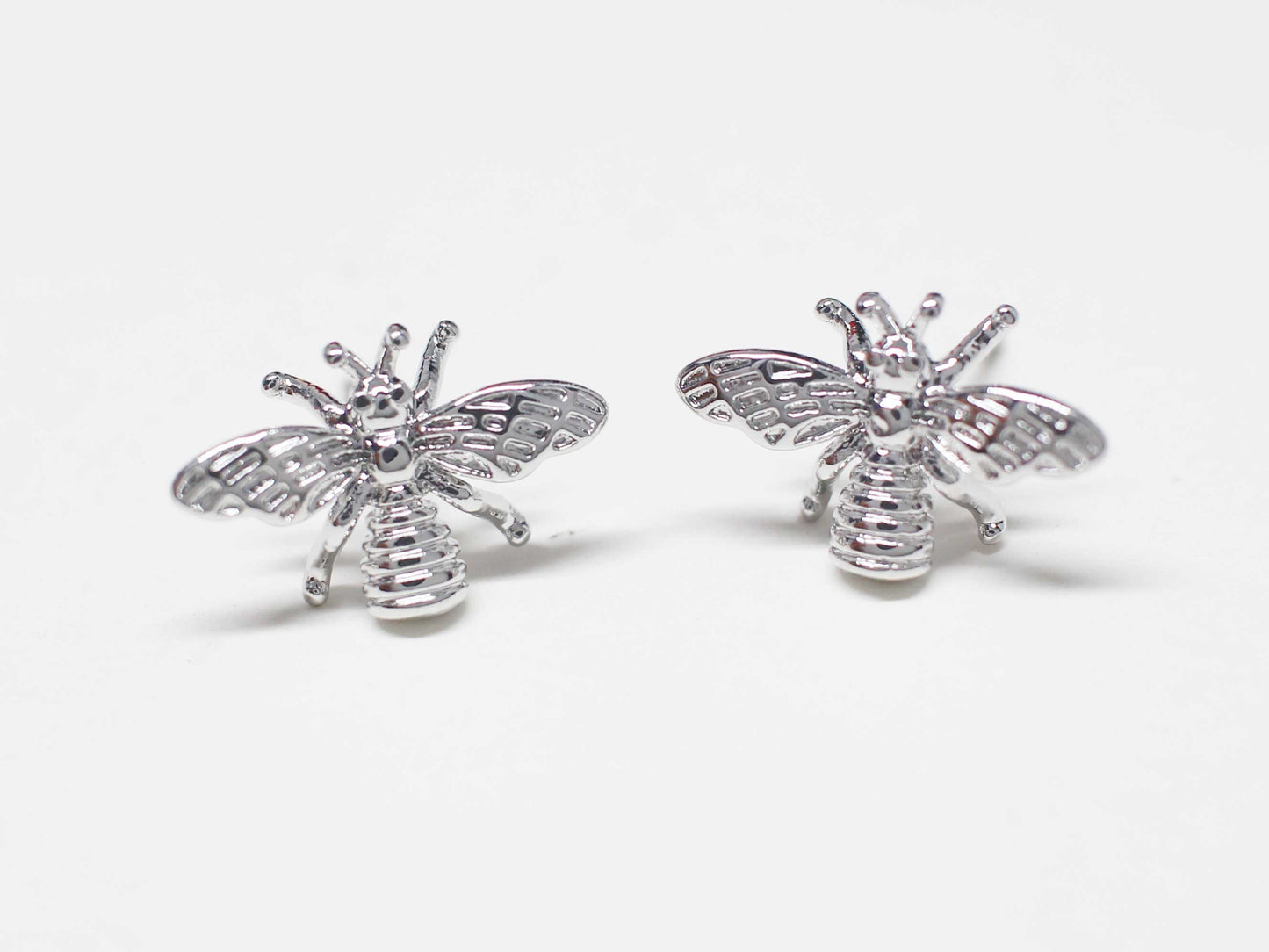 [E0407/1 pair/Bee earrings/ Brass/Rhodium plated/9x14mm